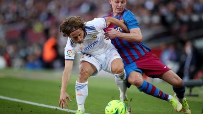 Modric protege la pelota ante De Jong, este domingo en el clásico del Camp Nou.