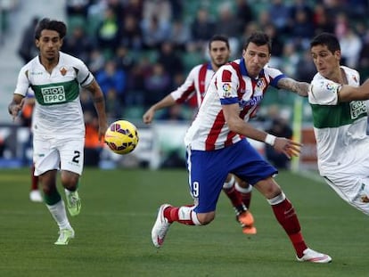 Mandzukic trata de alcanzar el balón