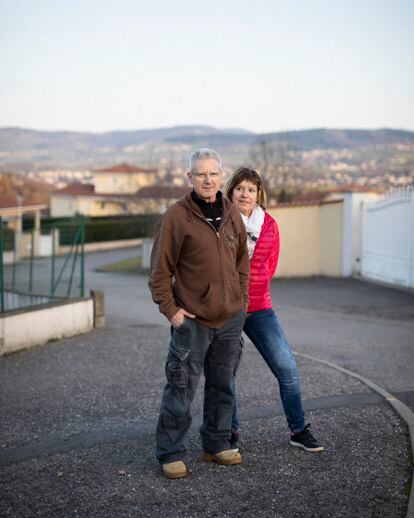 Jean-François y Josette Buckle, en Saint-Chamond, en el valle del Gier. “No somos fans de Macron, no ha hecho nada por la clase media”, aseguran. 