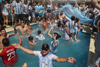 La antigua casa de Diego Maradona es uno de los epicentros de los festejos en Buenos Aires.