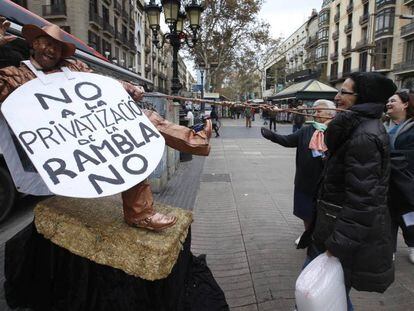 Una de las estatuas protestando en el centro del paseo