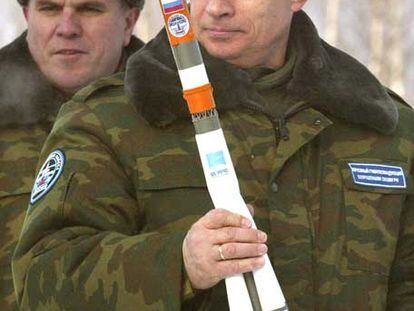 Putin sostiene, en el cosmódromo de Plesetsk, un modelo de un cohete Soyuz de los utilizados para los viajes espaciales.