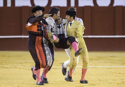 El banderillero José María Amores, trasladado a la enfermería de la plaza, tras recibir una cornada en el muslo izquierdo.