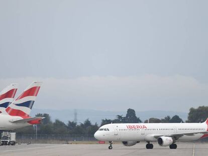 Avión de Iberia en la Terminal 5 del aeropuerto londinense de Heathrow.