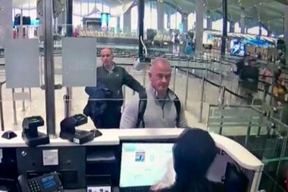 Michael L. Taylor y Georg-Antoine Zayek, en diciembre de 2019 en una imagen de seguridad del aeropuerto de Estambul.