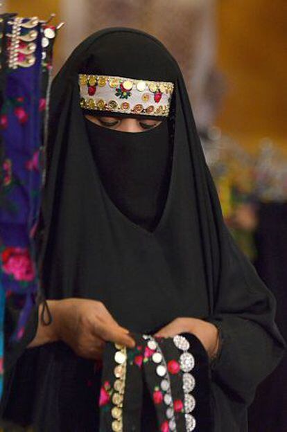 Una mujer vende productos de artesanía en Riad, Arabia Saudí.