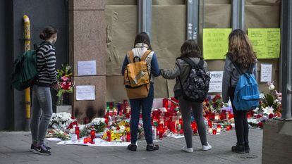 Estudiantes en la puerta del instituto Joan Fuster de Barcelona