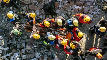 Los equipos de emergencia transportan a un superviviente del terremoto en Hatay, Turquía.