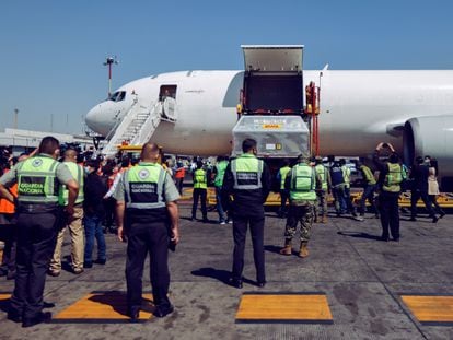 Miembros de la Guardia Nacional custodian la llegada de vacunas de Pfizer-BioNTech a México, este martes.