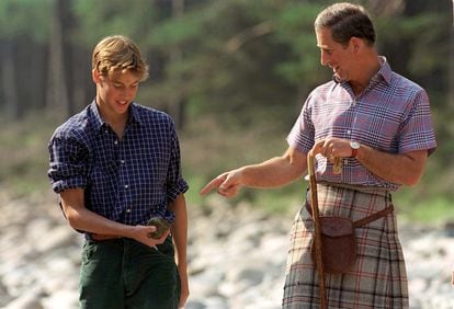 El príncipe Carlos con su hijo mayor, el príncipe Guillermo, en las orillas del río Dee, cerca del castillo de Balmoral, en Escocia, el 12 de agosto de 1997. Apenas dos semanas después fallecería Diana de Gales, la madre del joven.