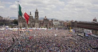 Imagen del Zócalo tomado por los seguidores de López Obrador.
