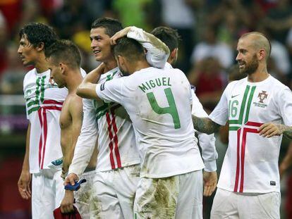 Los jugadores de Portugal felicitan a Ronaldo.