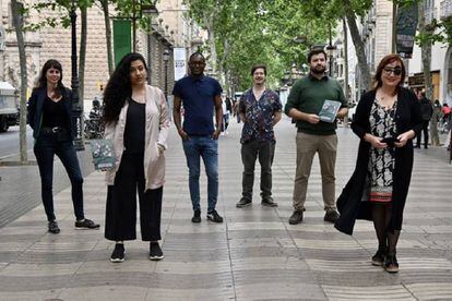 D'esquerra a dreta: Núria Calafell, Athena Farrokhzad, Fiston Mwanza Mujila, Josep Pedrals, Jaume Coll Mariné i Miren Agur Meabe, a la Rambla de Barcelona.