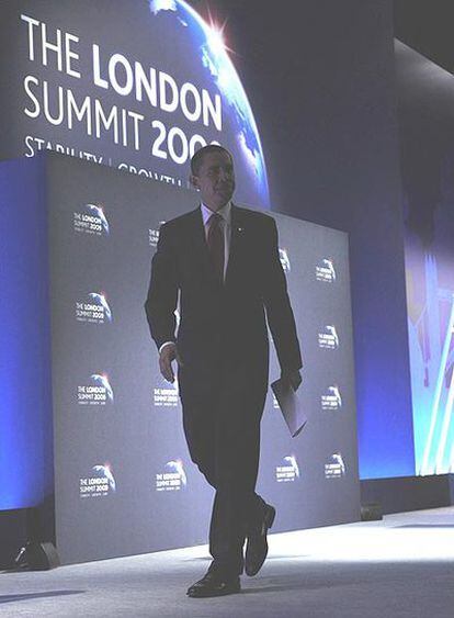 El presidente de Estados Unidos, Barack Obama, abandona el escenario de una rueda de prensa durante la cumbre del G-20 en Londres, en abril pasado.