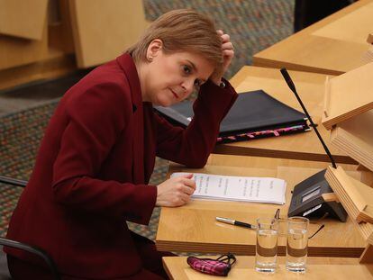 La ministra principal de Escocia, Nicola Sturgeon, este martes en el Parlamento autónomo en Edimburgo.