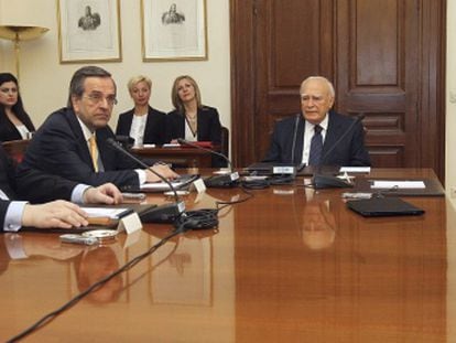 El presidente de la República, Carolos Papulias (2ºdcha), se reúne con Antonis Samarás (2ºizda), Alexis Tsipras (dcha) y Evangelos Venizelos (izda).