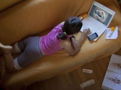 Las mujeres de 25 a 49 a&ntilde;os son las que m&aacute;s buscan temas de salud en Internet.