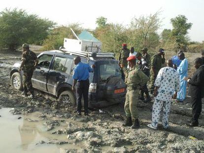 Policías y soldados cameruneses revisan en Dabanga el todoterreno en el que viajaban los siete franceses secuestrados.