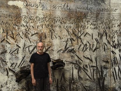 El artista alemán Anselm Kiefer junto a una de sus obras en la exposición 'Questi scritti, quando verranno bruciati, daranno finalmente un po’ di luce' en el Palacio Ducal de Venecia.