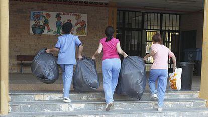 Operarias retiran la basura en un colegio de Jerez en una imagen de archivo.