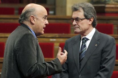 El presidente del ejecutivo catalán, Artur Mas (d), conversa con el consejero de Salud, Boi Ruiz (i), en el Parlament.