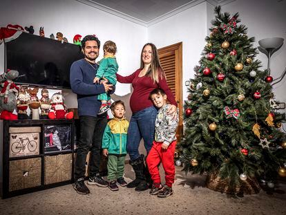 Beatriz Piñeiro y Eric Nieves junto a tres de sus hijos en su casa de Torrent (Valencia).