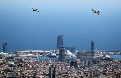 Dos aeronaves sobrevuelan el Palau Sant Jordi y el estadio olímpico de Barcelona camino de un incendio de Martorell el 14 de julio 2021.