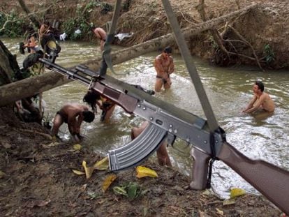 Guerrilleros de las FARC se ba&ntilde;an en un r&iacute;o en San Vicente Cagu&aacute;n (Colombia), en abril de 2000.