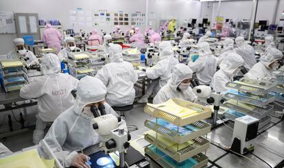 Trabajadores de una fábrica de chips en China, el pasado junio.