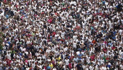 Una multitud de aficionados llegaban al Bernabéu donde el Madrid y Juventus han jugado el partido de vuelta de las semifinales de la Champion.