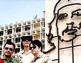 La banda de rock británica, Manic Street Preachers, en La Habana, donde tocaron ante Fidel Castro, en 2001.
