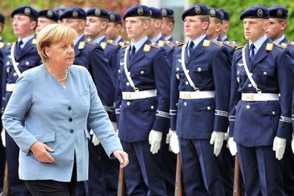 La canciller alemana, Angela Merkel, pasa revista a una guardia de honor en Berlín.