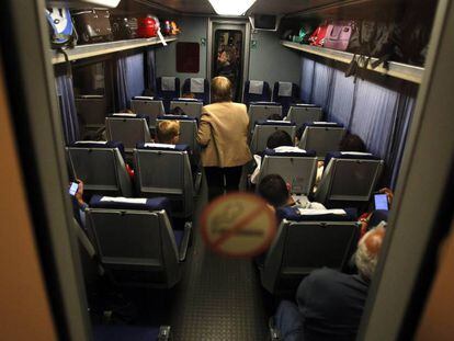 Interior de un tren nocturno entre Madrid y Galicia, en una imagen de archivo.