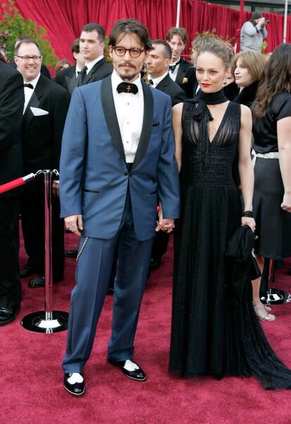 En 1998, el actor conoció a la cantante y actriz francesa Vanessa Paradis, la que ha sido hasta la fecha su relación amorosa más larga. Paradis y el intérprete estuvieron juntos 14 años, de 1998 a 2012, y comparten dos hijos: Lily-Rose (24 años) y Jack (21 años). Pese a que la carrera de Depp se disparó en esos años, los dos supieron mantenerse al margen de paparazzi y la prensa del corazón. Una relación sólida que incluyó la compra de una isla en las Bahamas, pero nunca una boda. Según afirmó Depp en una entrevista con 'Extra' en 2010: “Nunca he necesitado un papel para sentirme casado. El matrimonio es de alma a alma, corazón a corazón. No necesitas que nadie te diga: vale, ahora estás casado”. Aunque rompieron en 2012, Paradis también salió a defender a su exesposo después de que su segunda mujer, Amber Heard, le acusara de la violencia doméstica. “Yo creo con todo mi corazón que las recientes acusaciones que se han hecho son exageradas”, afirmó la cantante en un escrito a mano publicado por TMZ. "Durante todos los años que he estado con Johnny, él nunca ha sido físicamente violento conmigo. Nada de lo que se dice tiene que ver con el hombre con el que viví durante 14 años maravillosos".