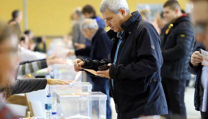 Un vecino votando en un colegio electoral de Girona  