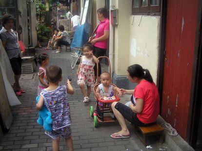 Niños jugando en un barrio tradicional de Shanghái (China). 