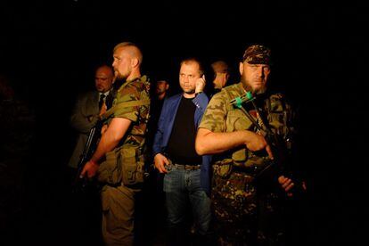 Alexander Borodai, primer ministro de la autoproclamada República Popular de Donetsk, ha sido la primera autoridad en llegar al lugar donde han caído los restos del avión.