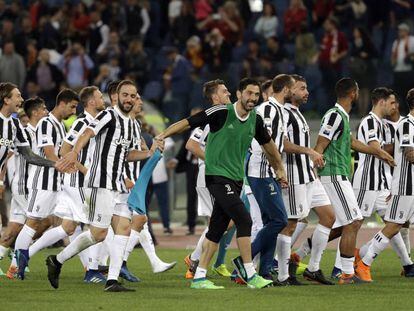 Los jugadores de la Juve celebran el título.