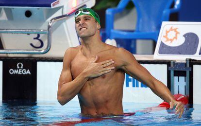 Chad Le Clos celebra la victoria en los 100 mariposa.