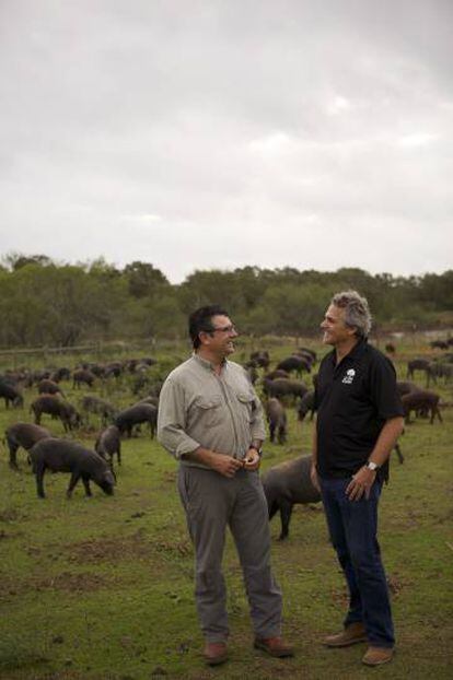Manuel Murga y Sergio Marsal en su granja en Texas.
