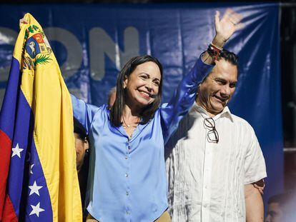 María Corina Machado celebra los resultados de las primarias con sus seguidores.