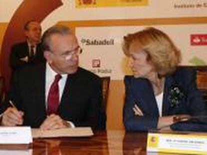 Isidre Fainé, presidente de La Caixa, y la vicepresidenta Salgado