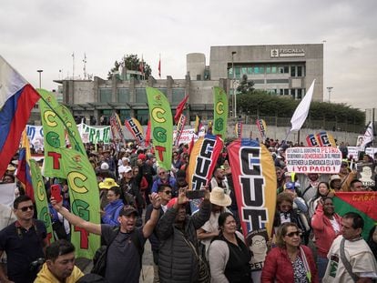 Sindicatos y movimientos sociales protestan contra el fiscal general, Francisco Barbosa, este 8 de febrero ante la sede de la Fiscalía, en Bogotá.