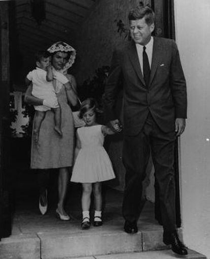 John Fitzgerald Kennedy con su mujer Jacqueline y sus hijos John y Caroline.