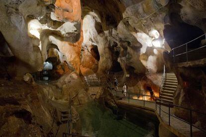 La gran cavidad de la Cueva del Tesoro, en Rincón de la Victoria (Málaga).