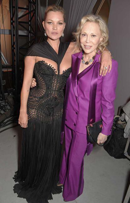Kate Moss y Faye Dunaway, durante la gala. Ambas desfilaron en el evento.