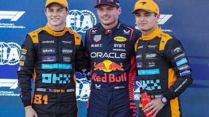 Max Verstappen, de Red Bull, entre los pilotos de McLaren, Oscar Piastri y Lando Norris, los tres primeros en la 'pole' en Suzuka (Japón).