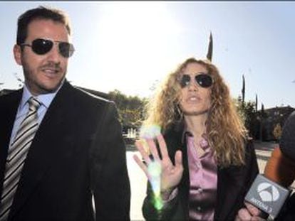 Borja Thyssen y su esposa, Blanca Cuesta, al llegar a los juzgados de Alcobendas ( Madrid) , acusados por su madre la baronesa Thyssen por revelación de secreto.