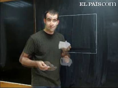 Alberto Castaño Domínguez, estudiante de doctorado en la <a href=" http://www.matematicas.us.es/index.php " target="blank">Facultad de Matemáticas de la Universidad de Sevilla</a>, presenta el decimoséptimo de los desafíos matemáticos con los que EL PAÍS celebra el <a href="http://www.rsme.es/centenario/" target="blank">centenario de la Real Sociedad Matemática Española</a>. Envía tu solución antes de las 00.00 horas del martes 12 de julio (medianoche del lunes) a la dirección <a href="mailto:problemamatematicas@gmail.com">problemamatematicas@gmail.com</a> y gana <a href="http://www.elpais.com/promociones/matematicas/">una biblioteca matemática</a> como la que cada semana distribuye EL PAÍS. Esta semana en el quiosco, por 9,95 euros con el periódico, <i>Al otro lado del espejo</i>, por Joaquín Navarro. A continuación, para aclarar dudas y en atención a nuestros lectores sordos incluimos el enunciado del problema por escrito. Esta semana partimos del supuesto de que tenemos una mesa de 90 cm de ancho por 1,5 m de largo y queremos cubrirla con un rollo de papel que hemos comprado. El rollo tiene exactamente 20 cm de ancho, sólo podemos hacer cortes transversales y su área es idéntica a la de la mesa, por lo que no podremos desperdiciar ningún trozo ni superponerlo a otro. Además, al poner los trozos de mantel, solo se podrá hacer en horizontal o en vertical, nunca en diagonal. El desafío es encontrar una manera de cubrir la mesa o, si no se puede hacer, demostrar por qué. <b>Nota importante</b>: Han llegado ya varias soluciones erróneas porque no tienen en cuenta que el papel hay que cortarlo <b>transversalmente</b>, no longitudinalmente o de forma diagonal. Es decir, las tiras de papel deben mantener el ancho de 20 centímetros.<a href="http://www.elpais.com/articulo/sociedad/estrella/ojos/elpepudep/20110705elpepusoc_5/Tes">VER LOS 16 PROBLEMAS ANTERIORES</a>