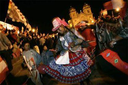 Una mujer baila en el acto de fin de campaña de Ollanta Humala en Cuzco.